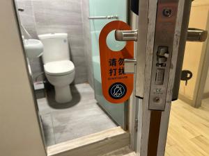 - une porte menant à une salle de bains pourvue de toilettes dans l'établissement 利珀旅舍 live Pop B&B, à Hong Kong