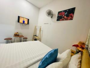 Postel nebo postele na pokoji v ubytování Đảo Hoa Dalat Hotel