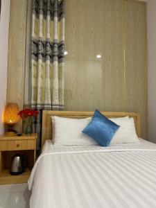 Postel nebo postele na pokoji v ubytování Đảo Hoa Dalat Hotel
