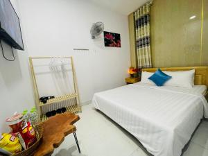 Postel nebo postele na pokoji v ubytování Đảo Hoa Dalat Hotel