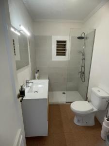uma casa de banho com um WC, um lavatório e um chuveiro em Como en Casa 2 em Santa Pola