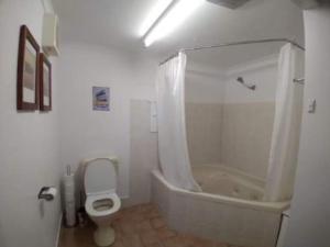 Ένα μπάνιο στο Cosy two bedroom bungalow close to lake and ocean +23 φωτογραφίες