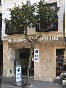 伊斯坦堡的住宿－Abam Hotel，商店前有树的建筑物