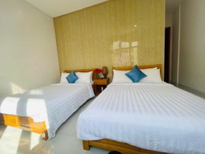 Postel nebo postele na pokoji v ubytování Đảo Hoa Dalat Hotel