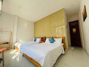 Postel nebo postele na pokoji v ubytování Đảo Hoa Dalat Hotel