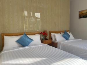Postel nebo postele na pokoji v ubytování Đảo Hoa Dalat Hotel