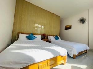 Postel nebo postele na pokoji v ubytování Đảo Hoa Dalat Hotel