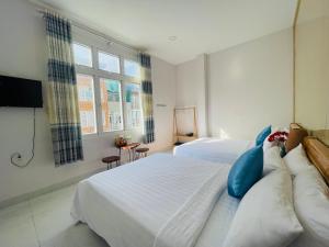 Postel nebo postele na pokoji v ubytování Đảo Hoa Dalat Hotel