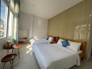 Postel nebo postele na pokoji v ubytování Đảo Hoa Dalat Hotel