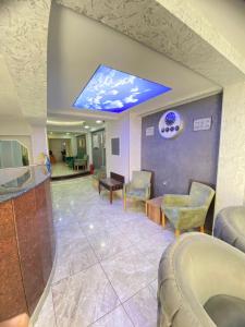une salle d'attente dans un hôpital avec plafond bleu dans l'établissement Abam Hotel, à Istanbul
