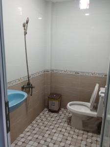 Kupatilo u objektu Biển Ngọc Homstay