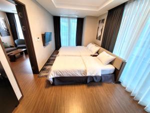 Ένα ή περισσότερα κρεβάτια σε δωμάτιο στο W Residence Hotel