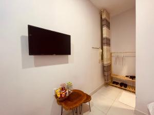 TV a/nebo společenská místnost v ubytování Đảo Hoa Dalat Hotel