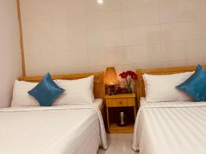 Postel nebo postele na pokoji v ubytování Đảo Hoa Dalat Hotel