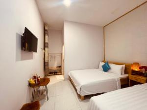 Postel nebo postele na pokoji v ubytování Đảo Hoa Dalat Hotel