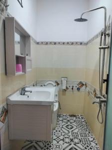 uma casa de banho com um lavatório, um WC e um chuveiro em Khách sạn Gia Nghiêm 2 em Ấp Cái Giá