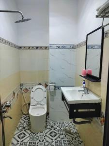 uma casa de banho com um WC e um lavatório em Khách sạn Gia Nghiêm 2 em Ấp Cái Giá