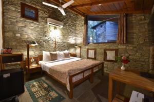 Giường trong phòng chung tại Tiaraa Monolith Lake Resort