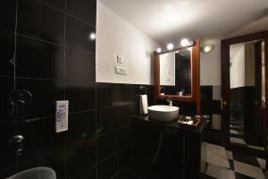 Phòng tắm tại Tiaraa Monolith Lake Resort