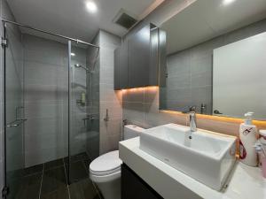 bagno con lavandino, doccia e servizi igienici di The Gold View Apartment Q4, 2PN2WC ad Ho Chi Minh