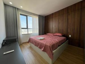 una camera con un grande letto e una finestra di The Gold View Apartment Q4, 2PN2WC ad Ho Chi Minh