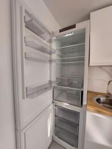un frigorifero con porta aperta in cucina di Apartamento 12 de Octubre, Almendrales a Madrid