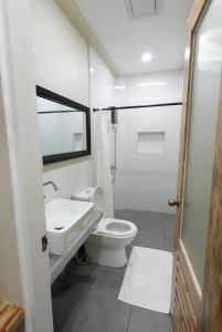 La salle de bains est pourvue de toilettes et d'un lavabo. dans l'établissement The Eliana Farm Resort and Villas, à Manolo Fortich
