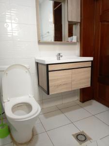uma casa de banho com um WC e um lavatório em Kigali Nice Apartment em Kigali
