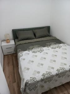 Una cama o camas en una habitación de Apartman Lenka Divčibare