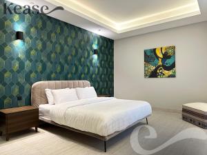 a bedroom with a bed and a green wall at Kease King Salman S-6 Lusso Najd XZ90 in Riyadh