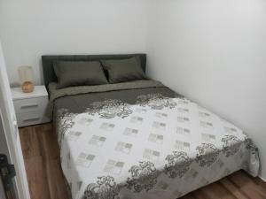 Giường trong phòng chung tại Apartman Lenka Divčibare