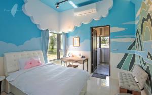 吉安的住宿－雲那裡民宿 ，卧室配有白色的床和蓝色的墙壁