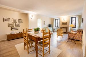 uma sala de estar com uma mesa de madeira e cadeiras em Casa vacanze Dentro le Mura em Gualdo Tadino