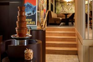 eine Lobby mit einer Treppe und einer Kaffeemaschine in der Unterkunft Swiss Chocolate by Fassbind Lausanne in Lausanne