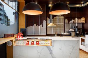 Una cocina o cocineta en Swiss Chocolate by Fassbind Lausanne