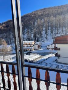 uma vista a partir de uma varanda de uma estância de esqui na neve em B&B Borgata 2000 em Borgata Sestriere