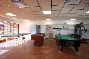 Local ideal para familias, barbacoas o eventos في Collsuspina: غرفة مع طاولة بلياردو وطاولة تنس طاولة