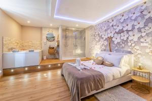 a bedroom with a large bed and a bathroom at Studio Love Spa Baignoire XXL Port Vieux La Ciotat in La Ciotat