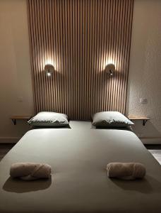 1 cama grande con 2 toallas encima en Le Grand Som - Chambres au coeur de la Chartreuse, en Saint-Pierre-dʼEntremont