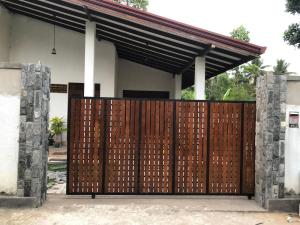 una puerta de madera frente a una casa en Rishi Residence Athurugiriya en Athurugiriya