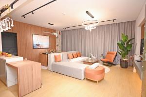 un soggiorno con divano e tavolo di Sandy 1BR Soul Beach Mamsha Al Saadiyat Island a Abu Dhabi