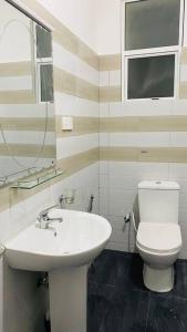 een badkamer met een wit toilet en een wastafel bij Eden Residence Home Stay Ja Ela near Airport Highway Exit in Ja-Ela