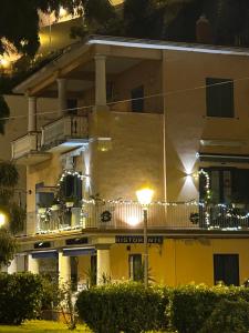 un edificio con balcón y luz de la calle en Sissi House Salerno, en Salerno