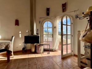 Sala de estar con puerta abierta y TV en apartment with magnificient Es Vedra view, en Cala Vadella