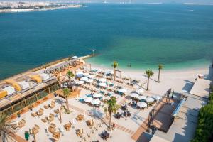 uma vista sobre uma praia com cadeiras e guarda-sóis em Elite Resort & Spa em Manama