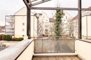 uma varanda vazia com vista para os edifícios em City-Suite, Zentral / Tiefgarage em Straubing