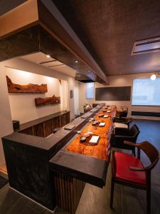 富士吉田的住宿－SWEET VILLA TAKASAMA 2，长长的用餐室,配有长桌子