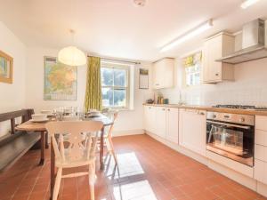 uma cozinha com uma mesa e uma sala de jantar em 3 Bed in Broughton-in-Furness SZ458 em Broughton in Furness