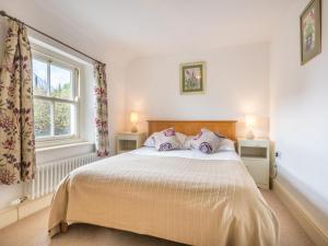 a bedroom with a bed with two pillows on it at 3 Bed in Broughton-in-Furness SZ458 in Broughton in Furness