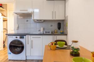 Kuchyň nebo kuchyňský kout v ubytování Résidence du Parc appartement calme